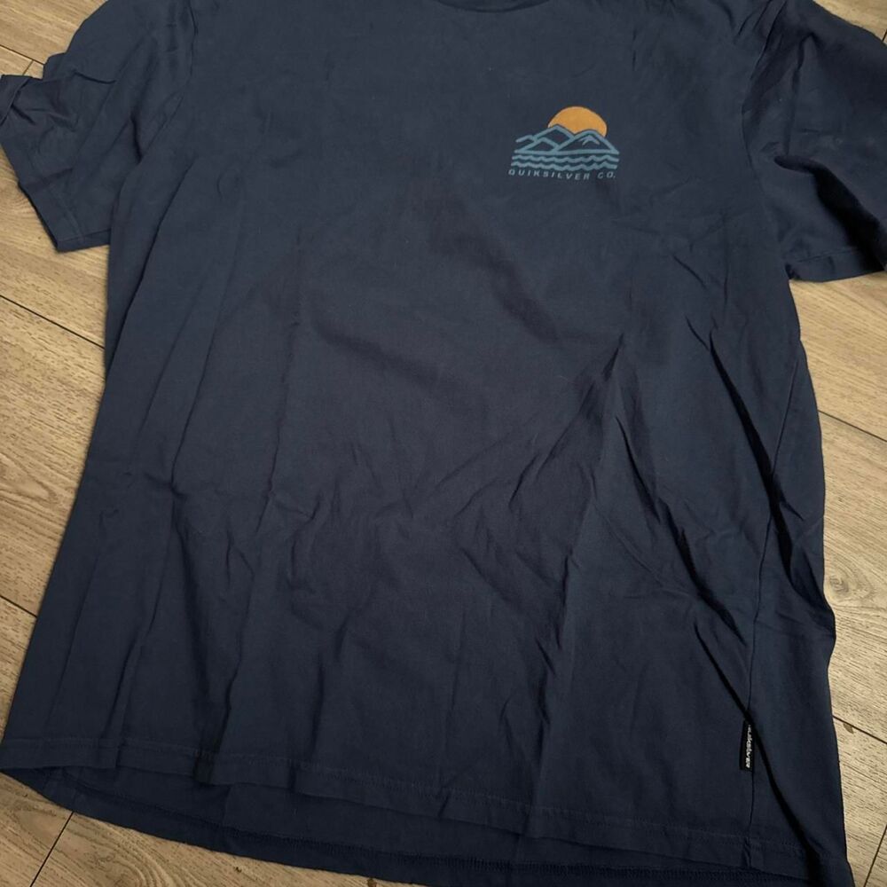 Quiksilver Men's Navy and Blue T-shirt